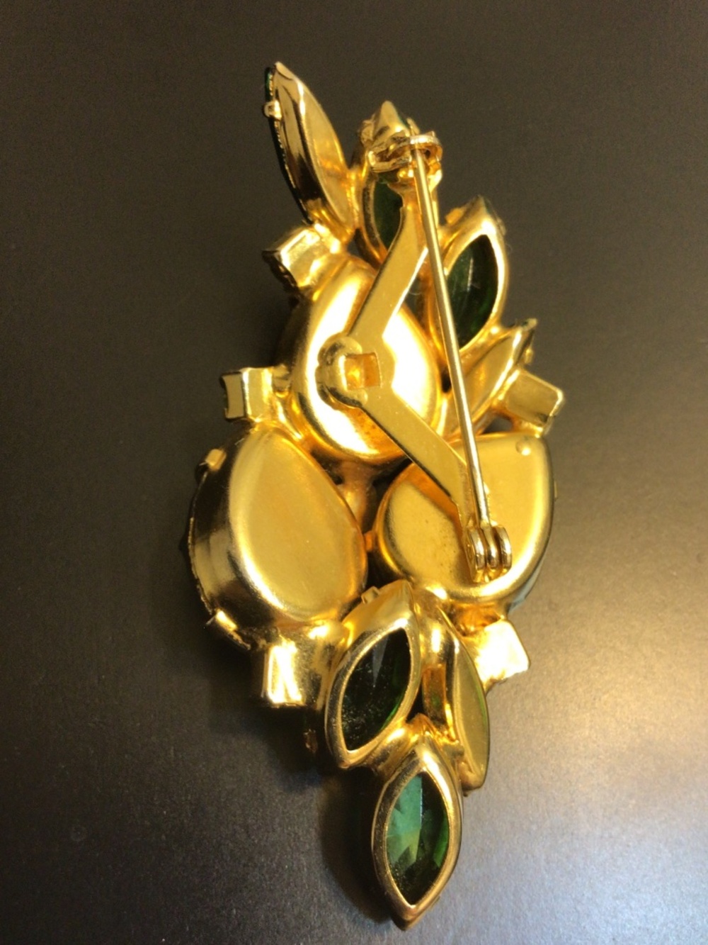 Vintage Green Molded Givre Glass Rhinestone Brooch Goldtone Metal - Picture 16 of 16